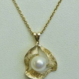 14K Yellow Gold Saltwater Cultured Pearl Pendant with a 14K Yellow Gold Pendant Chain