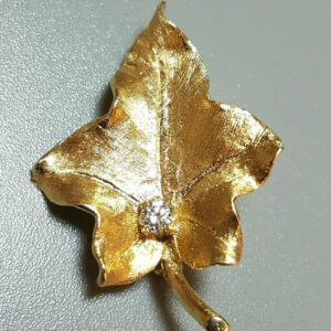 14K Yellow Gold Detailed Vintage Diamond Maple Leaf Design Pin Brooch